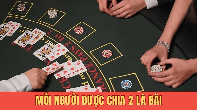Mỗi người được chia 2 lá bài